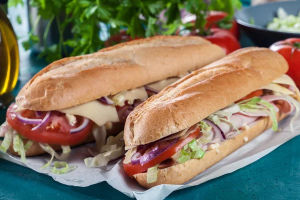 Sanduíches submarinas com presunto, queijo e legumes — Fotografia de Stock