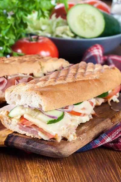 Sandwiches tostados con jamón, queso y verduras — Foto de Stock