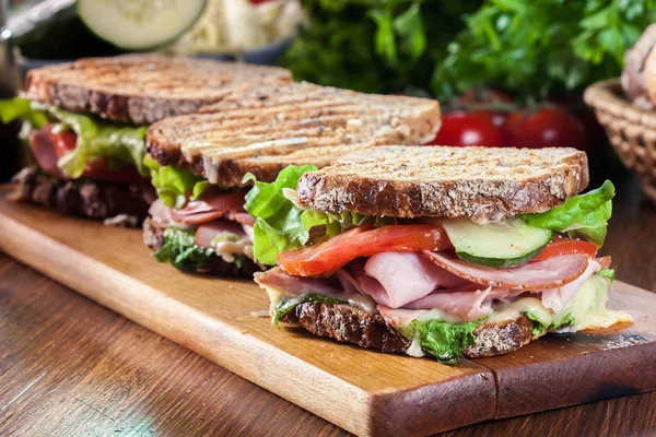 Sandwiches con jamón, queso, tomate, lechuga y pepino —  Fotos de Stock