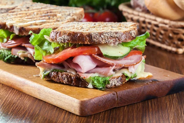 Sandwiches with ham, cheese, tomatoes, lettuce and cucumber — Stock Photo, Image