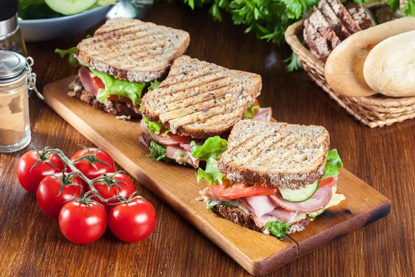 Sandwiches con jamón, queso, tomate, lechuga y pepino — Foto de Stock