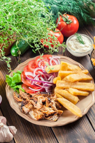 Grekiska gyros maträtt med pommes och grönsaker — Stockfoto
