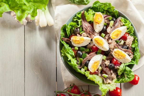 Ensalada de Nicoise con atún, anchoa, huevos y tomates —  Fotos de Stock