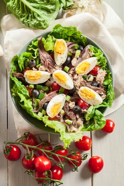 Ensalada de Nicoise con atún, anchoa, huevos y tomates — Foto de Stock