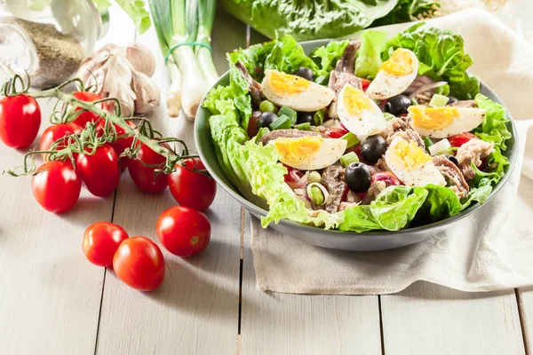 Salada Nicoise com atum, anchova, ovos e tomates — Fotografia de Stock