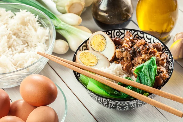 Porco refogado taiwanês sobre arroz — Fotografia de Stock