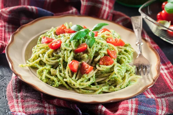 Vegetarian pasta spaghetti with basil pesto and cherry tomatoes — Stock Photo, Image