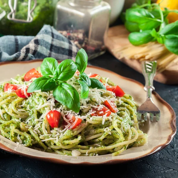 ベジタリアン パスタ バジル風味とチェリー トマトのスパゲッティ — ストック写真