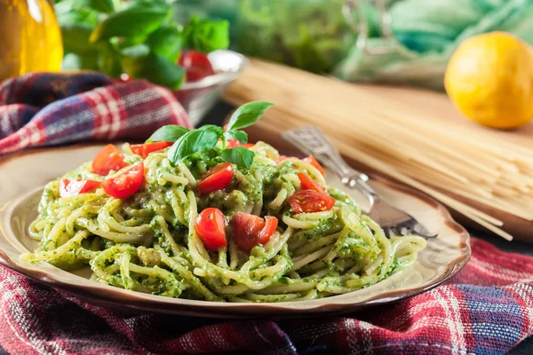 Vegetarian pasta spaghetti with basil pesto and cherry tomatoes — Stock Photo, Image