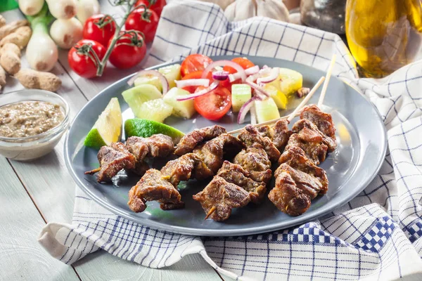 Satay tradicional de cerdo con salsa de maní y verduras —  Fotos de Stock