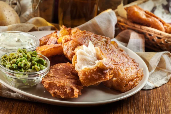 Pescado tradicional en masa de cerveza y patatas fritas —  Fotos de Stock