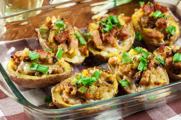 Bratkartoffeln im Mantel gefüllt mit Speck, Champignons und Käse. Gericht im Backofen serviert — Stockfoto