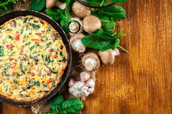 Frittata di uova, funghi e spinaci — Foto Stock