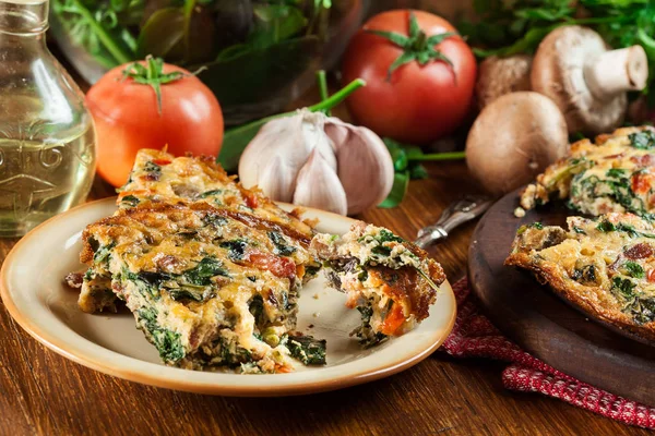 Porzione di frittata di uova, funghi e spinaci — Foto Stock