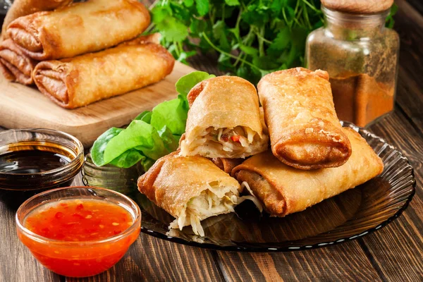 Loempia's met kip en groenten geserveerd met zoete chili saus of soja saus — Stockfoto