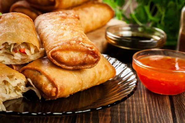 Loempia's met kip en groenten geserveerd met zoete chili saus of soja saus — Stockfoto