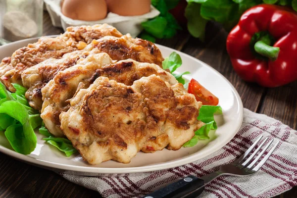 Medallón de pollo con porciones de pimiento rojo —  Fotos de Stock