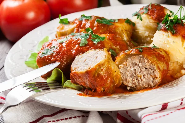 Gevulde kool met vlees en rijst geserveerd met gekookte aardappelen en tomatensaus — Stockfoto