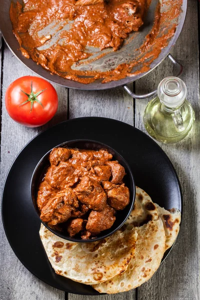 Pollo tikka masala servido con pan naan — Foto de Stock