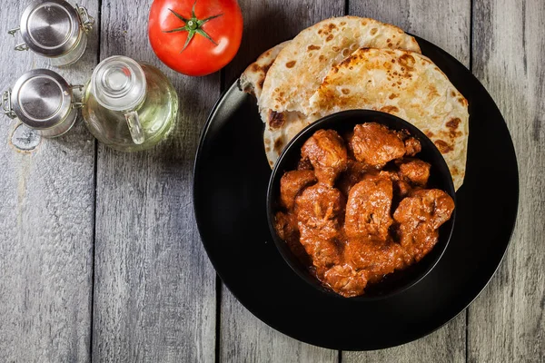 Pollo tikka masala servido con pan naan — Foto de Stock