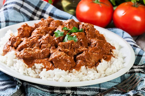 Pollo tikka masala servido con arroz — Foto de Stock