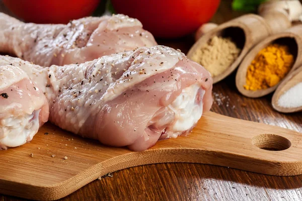 Patas de pollo crudo con especias — Foto de Stock