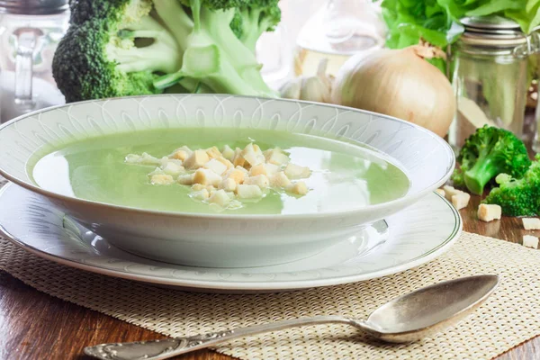 Sopa de creme de brócolis em prato servido com croutons — Fotografia de Stock