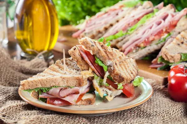 Sandwiches with ham, cheese, tomatoes, lettuce and cucumber — Stock Photo, Image