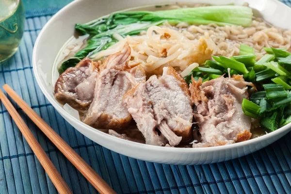 Ramen. Japanse noedelsoep met varkensvlees — Stockfoto