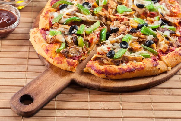 Spicy pizza with chicken gyros — Stock Photo, Image
