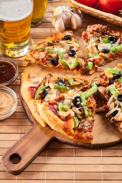 Würzige Pizza mit Chicken Gyros — Stockfoto