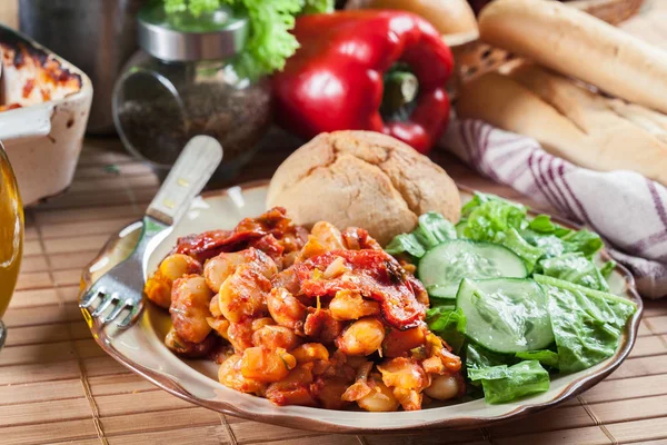 Frijoles gigantes al horno con salsa de tomate — Foto de Stock