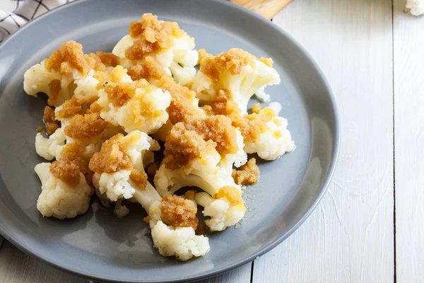 Vegetarian cooked cauliflower with bread crumb — Stock Photo, Image