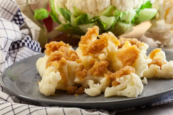 Vegetarian cooked cauliflower with bread crumb — Stock Photo, Image