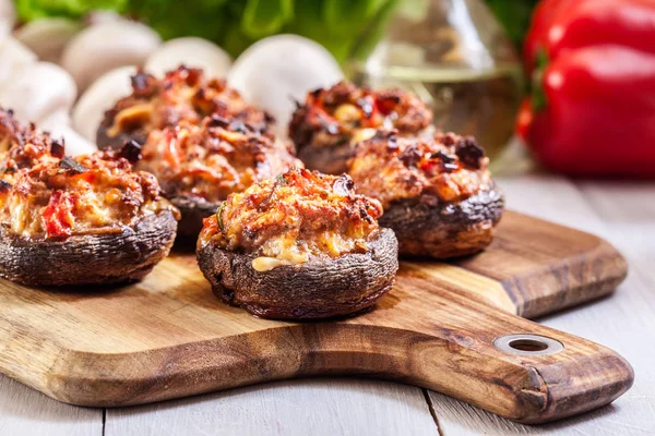 Gorros de champignon assados recheados com carne picada — Fotografia de Stock