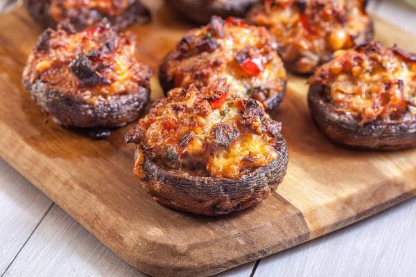 Gorros de champignon assados recheados com carne picada — Fotografia de Stock