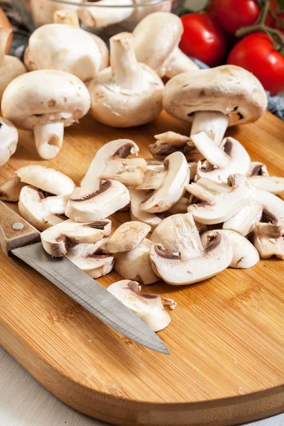 Cogumelos brancos em fatias frescas — Fotografia de Stock