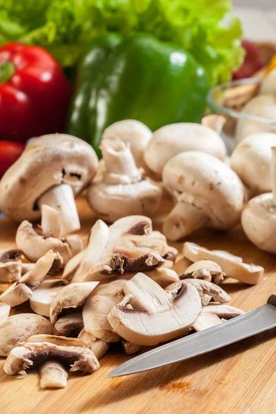 Funghi bianchi freschi affettati — Foto Stock