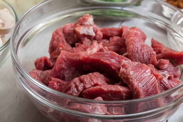 Nötkött och andra ingredienser redo att matlagning biff Stroganoff — Stockfoto