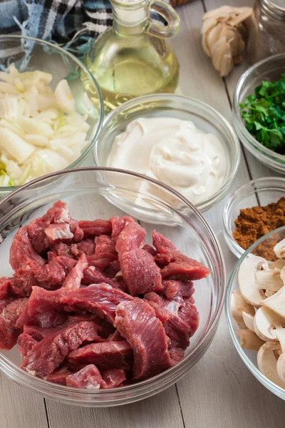 Boeuf et autres ingrédients prêts à cuire le boeuf Stroganoff — Photo