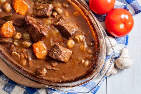 Carne de vită Bourguignon tocană într-un vas de caserolă — Fotografie, imagine de stoc