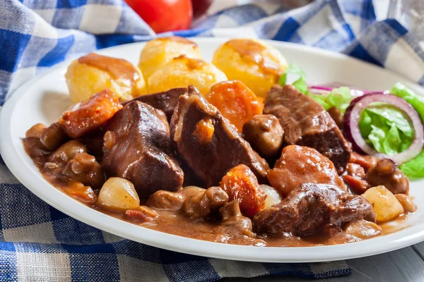 Beef Bourguignon stoofpot geserveerd met gebakken aardappelen — Stockfoto