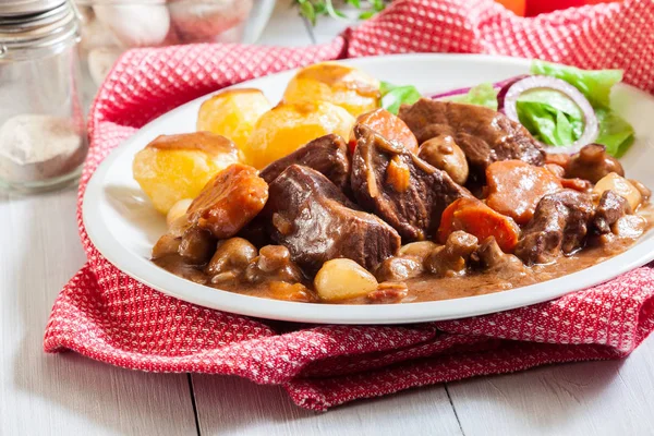 Stufato di manzo Bourguignon servito con patate al forno — Foto Stock