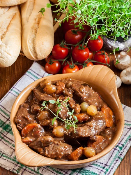 Beef Bourguignon stoofpot geserveerd met stokbrood — Stockfoto