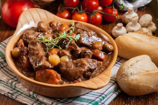 Beef Bourguignon stoofpot geserveerd met stokbrood — Stockfoto