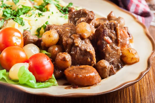 Večeře nebo oběd s hovězím Bourguignon dušené maso — Stock fotografie