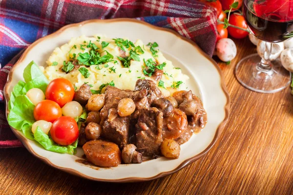 Cena o pranzo con stufato di manzo Bourguignon — Foto Stock