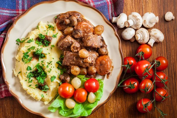 Diner of lunch met rundvlees Bourguignon stoofpot — Stockfoto
