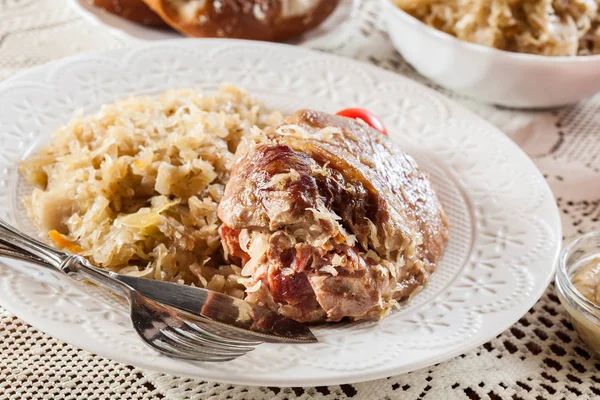 Nudillo de cerdo con chucrut frito — Foto de Stock