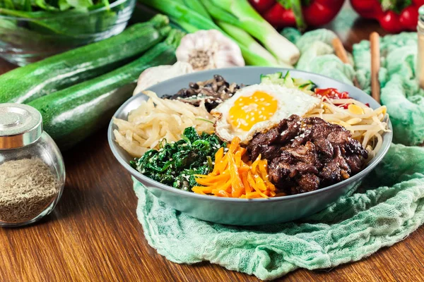 Bibimbap-rijst met rundvlees en groenten — Stockfoto